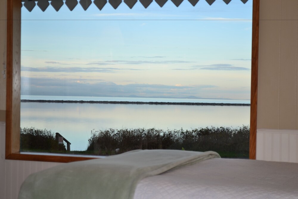 Juan de Fuca Waterfront Hotel & Cottages - photo 31