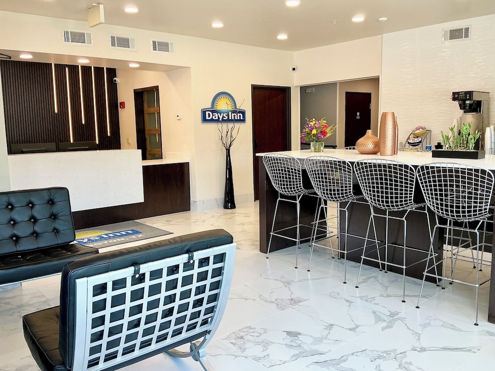 Days Inn by Wyndham Arlington - photo 4