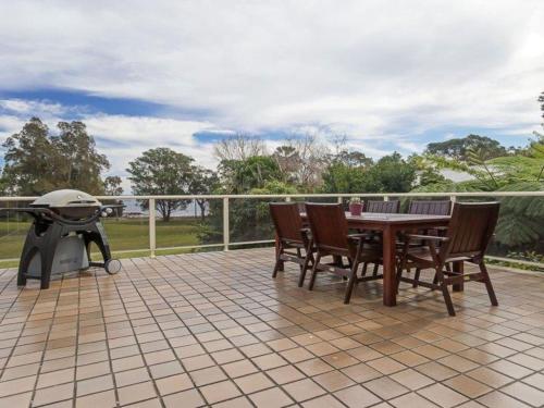 Castaways Beachfront house — 4-Star Luxury Hotel in Soldiers Point, Australia