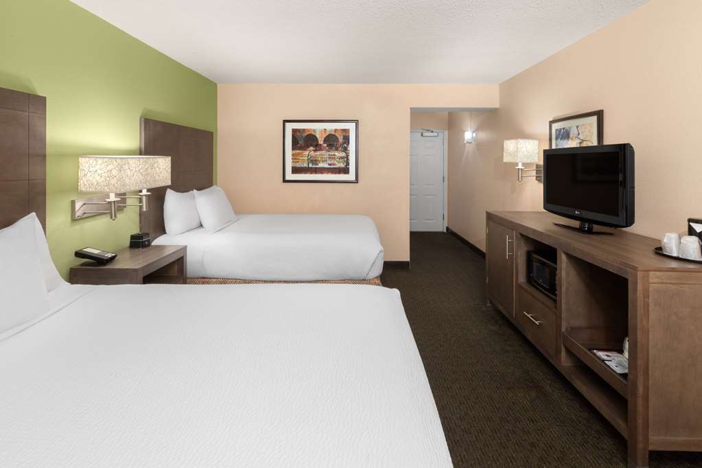 La Quinta Inn & Suites by Wyndham San Antonio Medical Ctr NW - photo 4