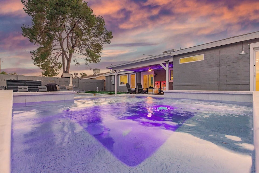 Sunsets on 11th by Avantstay Resort style Pool Hot Tub Game Room - photo 6