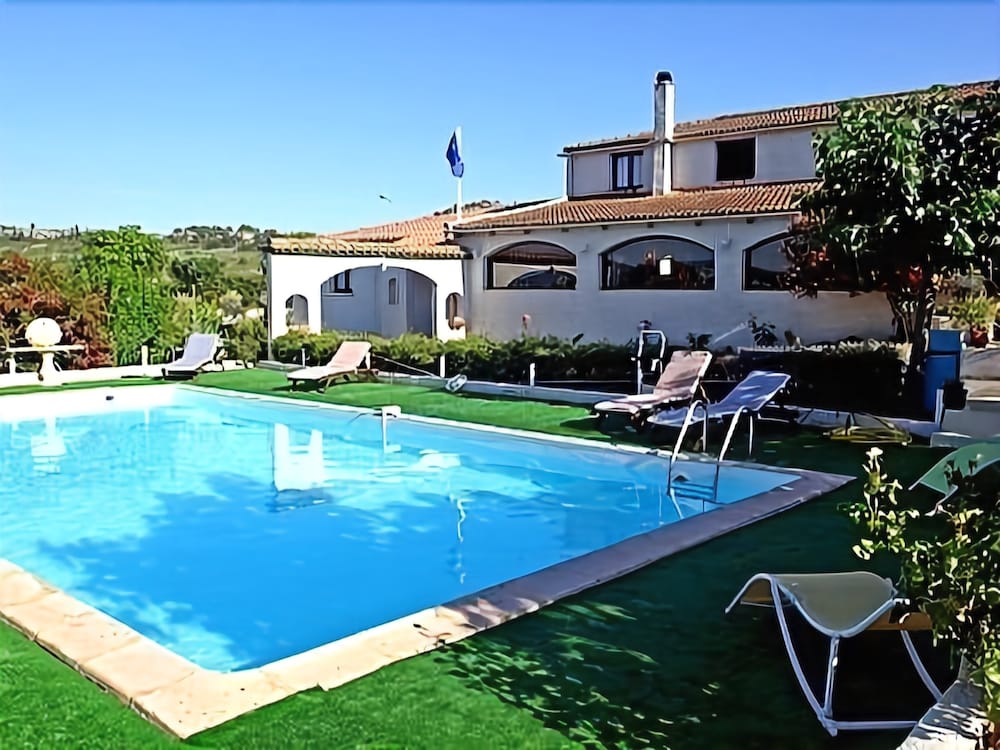 Logis Hôtel Le Pressoir in Saint-Chinian, France