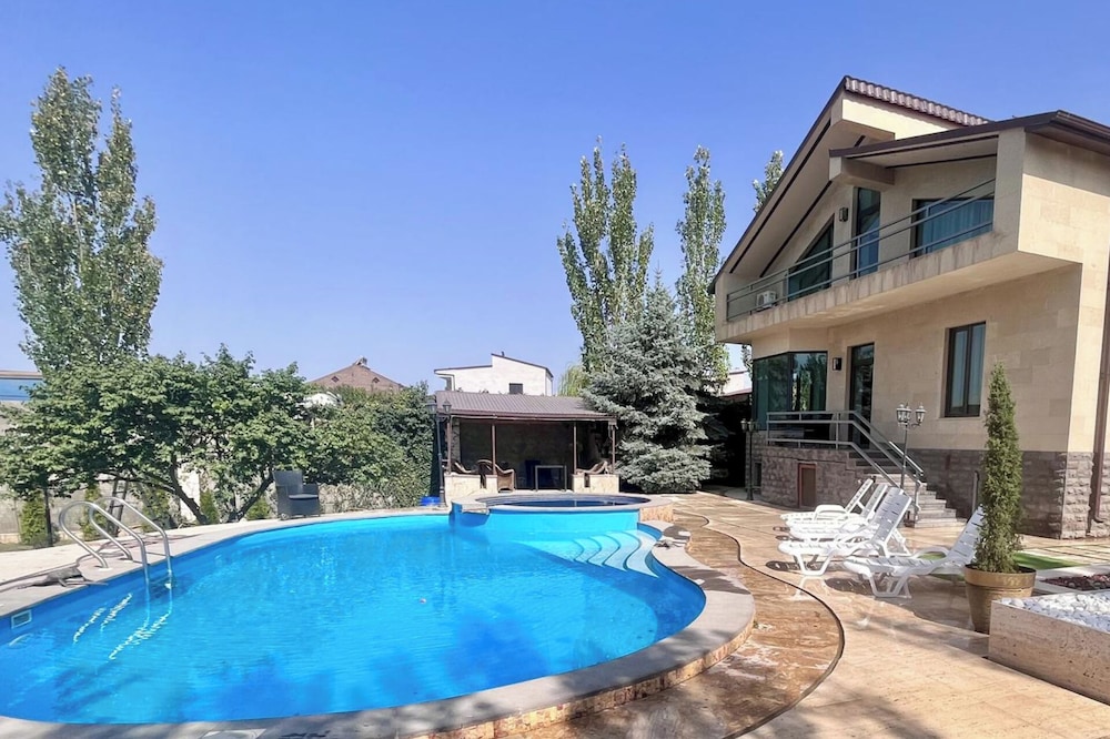4 Bed Villa Estate Sleeps 7 Pool Garden Sauna — 4-Star Luxury Hotel in Kasakh, Armenia