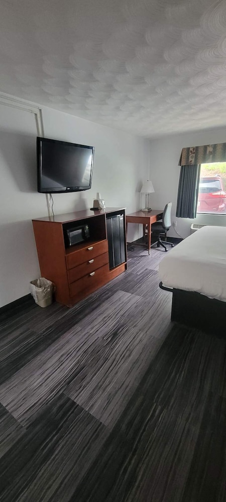 The Royal Inn & Suites - photo 6