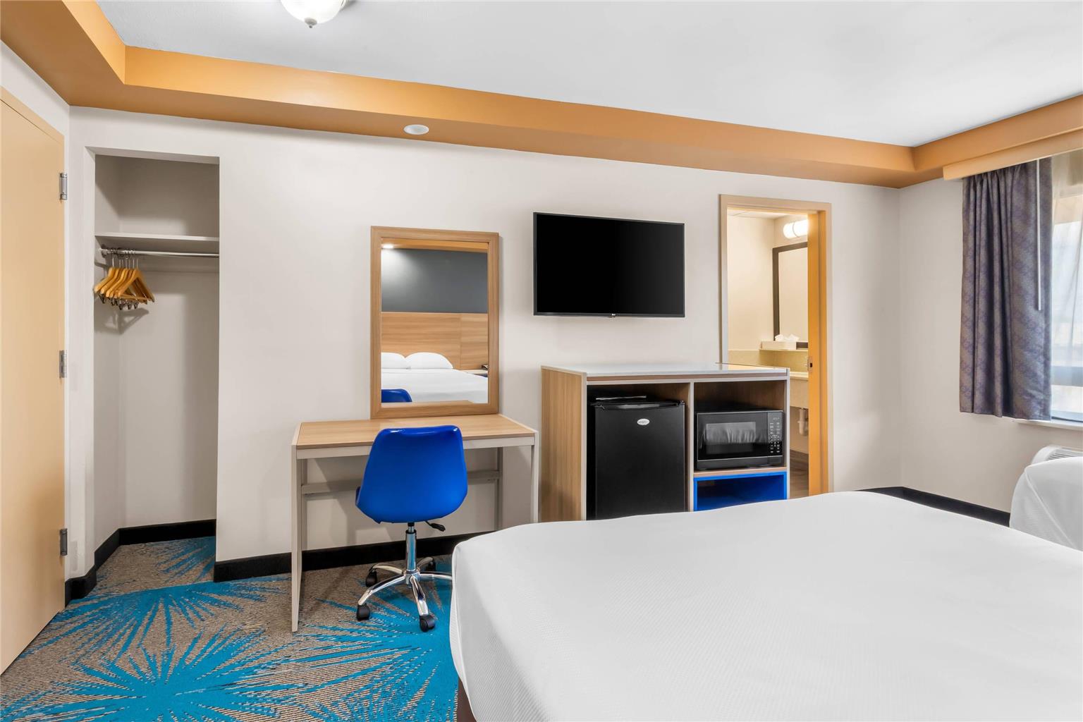 Econo Lodge Woodbridge - photo 25