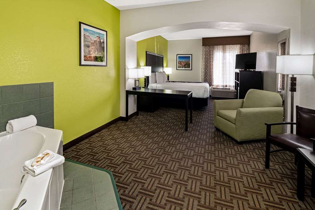 La Quinta Inn & Suites by Wyndham Fruita - photo 26