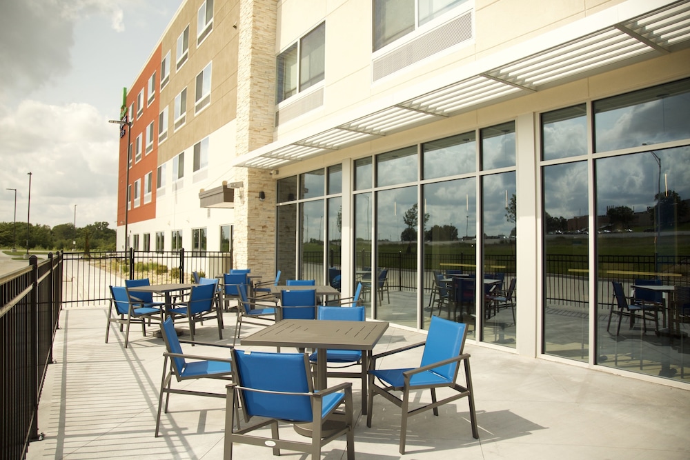 Holiday Inn Express & Suites Kansas City Lee's Summit by IHG - photo 24