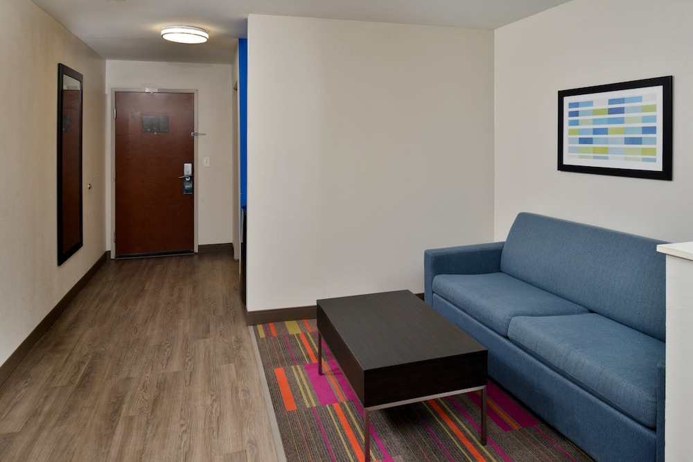 Holiday Inn Express & Suites Carthage by IHG - photo 28