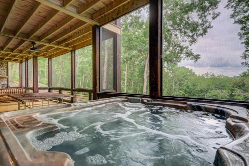Grizzly Cabin — 4-Star Luxury Hotel in Mccaysville, United States