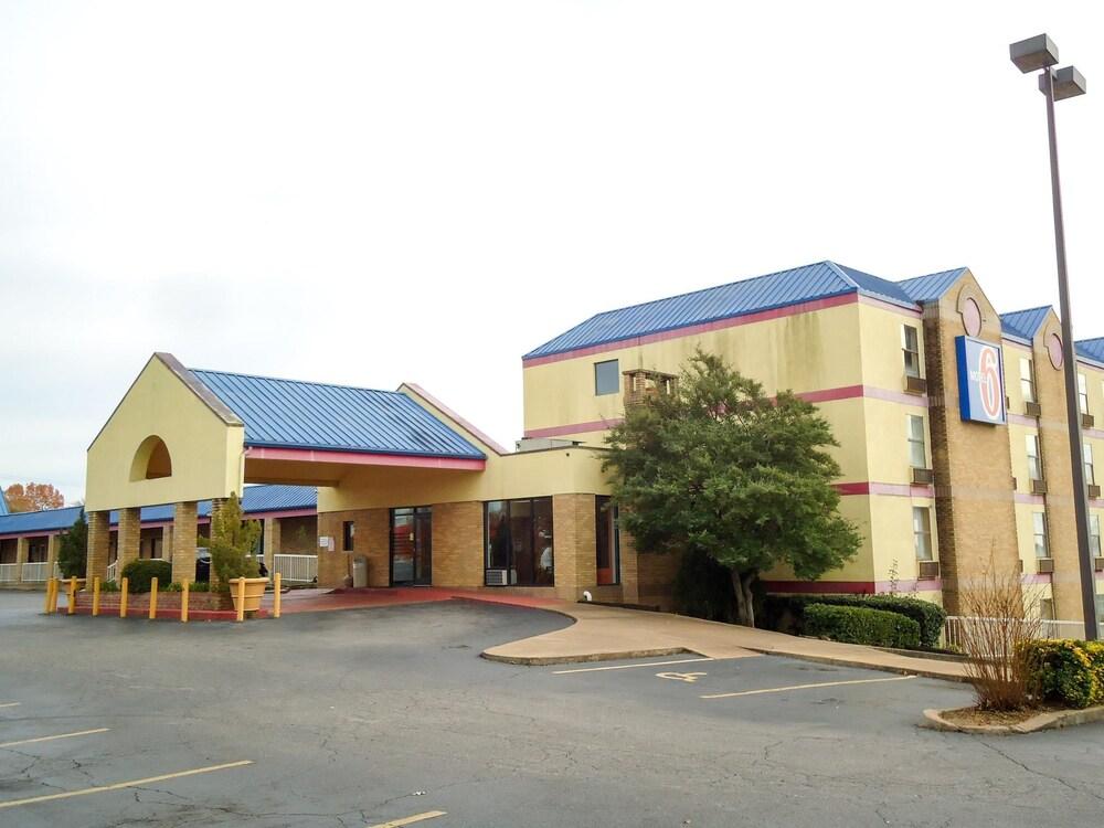 Motel 6 - photo 8