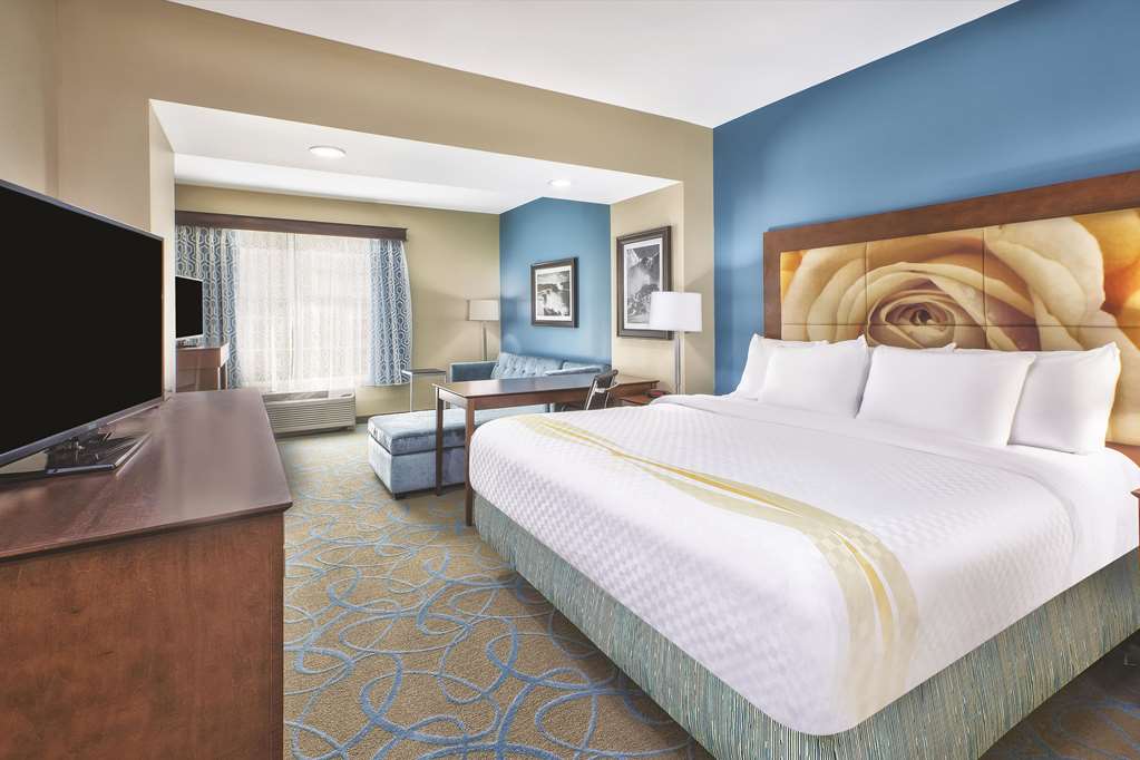 La Quinta Inn & Suites by Wyndham Niagara Falls - photo 13