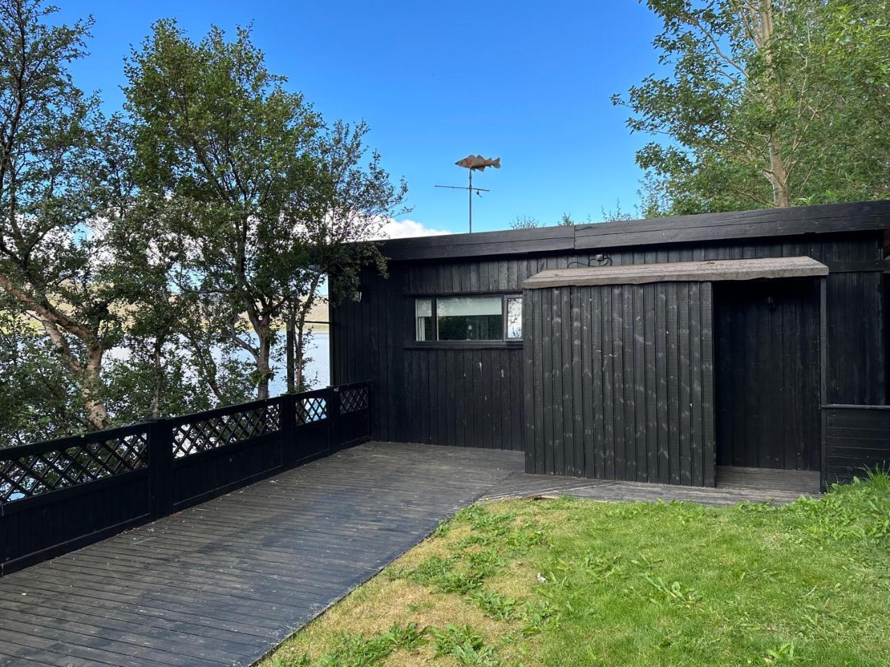 Cosy lakeview cabin 45 minutes from Reykjavik