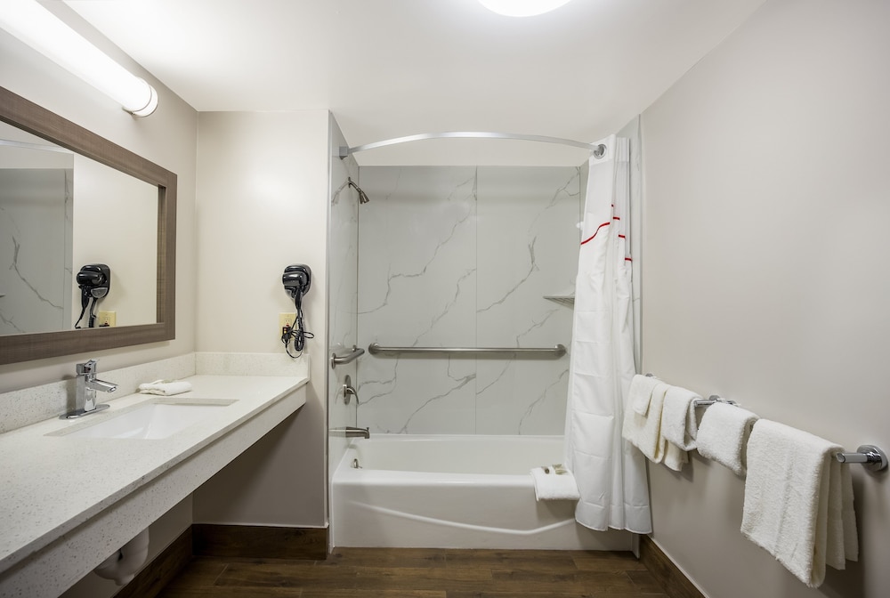 Red Roof Inn & Suites Thomasville - photo 22