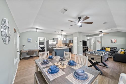 Dreamy Villa Near Airport Downtown Open Concept — 4-Star Luxury Hotel in Spring, United States