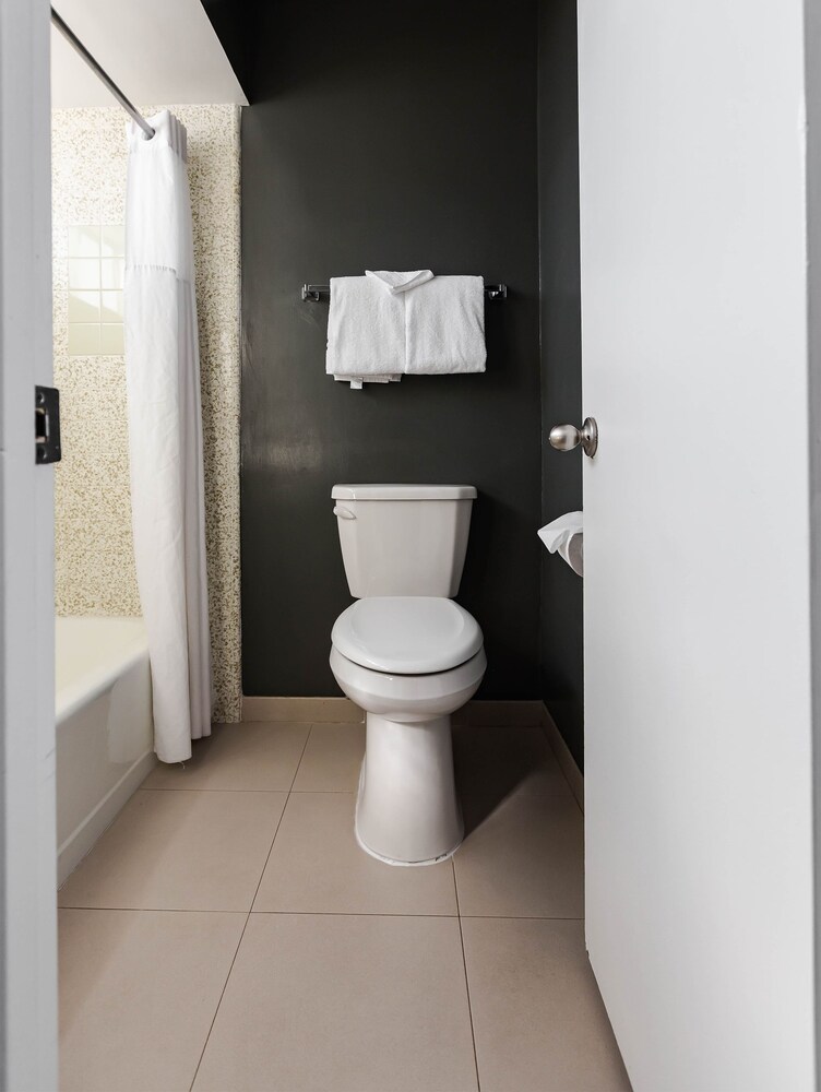 Vagabond Inn Oxnard - photo 19