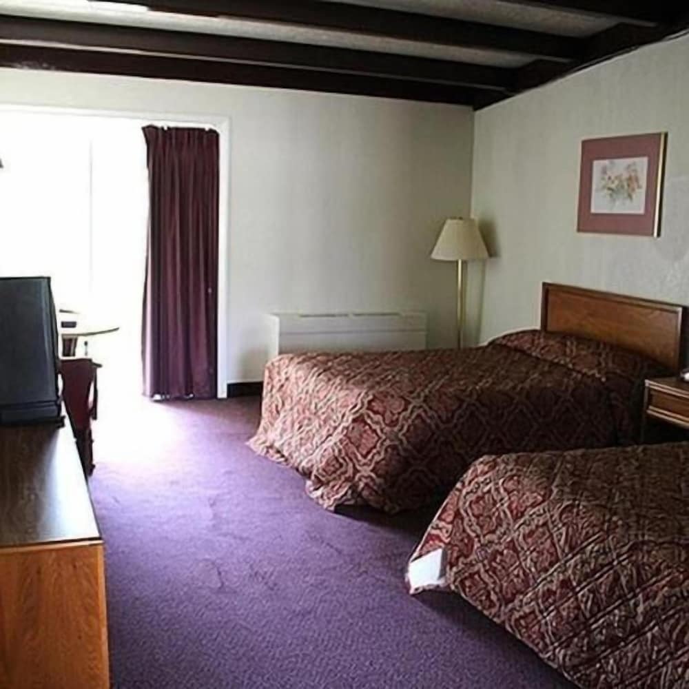 Hometown Inn Staunton - photo 13