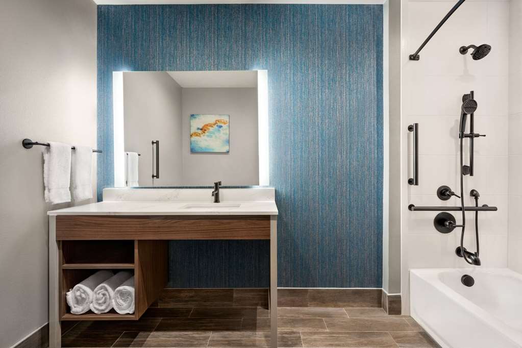 La Quinta Inn & Suites by Wyndham Del Rio - photo 36