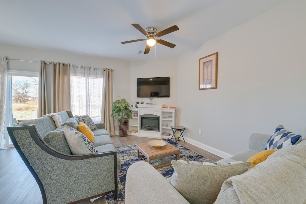 5 Mi to Charlotte Motor Speedway: Cozy Townhome — 4-Star Luxury Hotel in Concord, United States