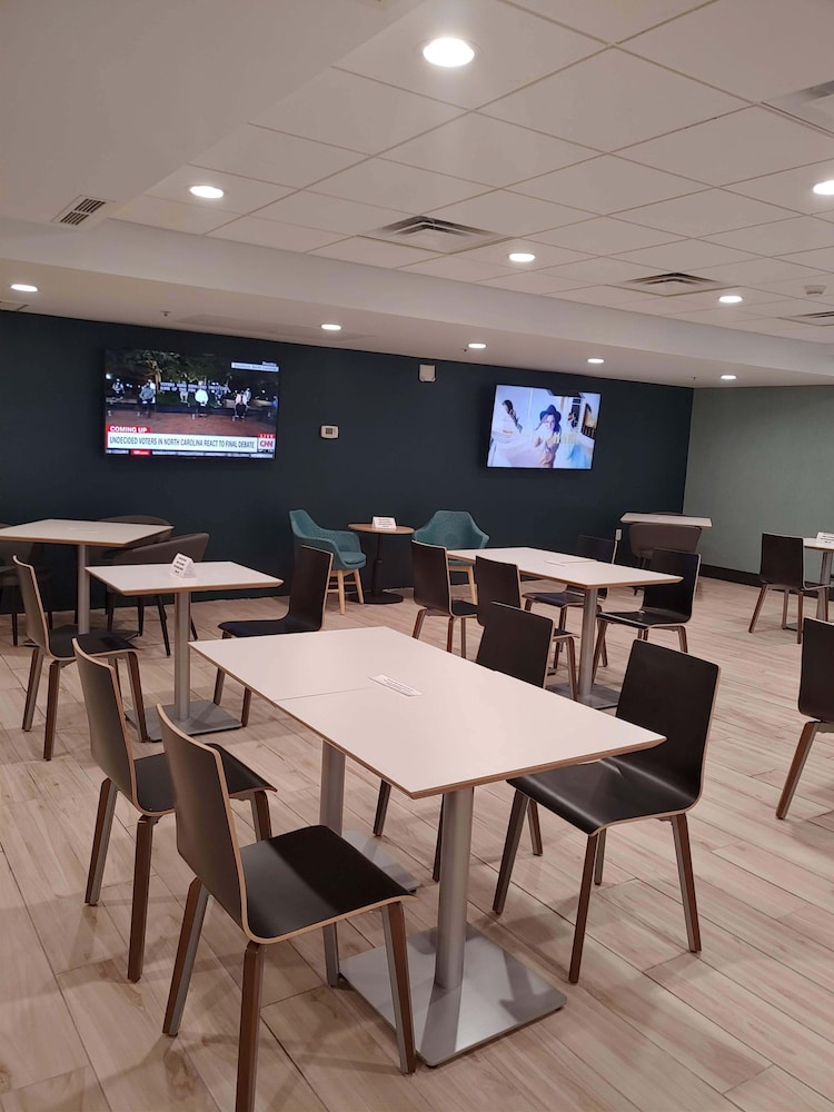 Holiday Inn & Suites Ann Arbor Univ Michigan Area by IHG - photo 40