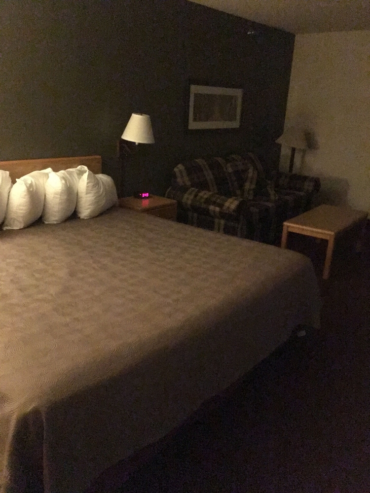 Moose Lake Lodge & Suites - photo 15