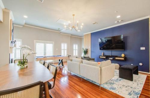 3BD Haven Hike & Bike Trail Walk to Restaurants in Houston, United States