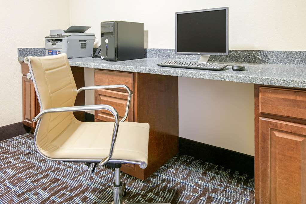 La Quinta Inn & Suites by Wyndham Paris - photo 30