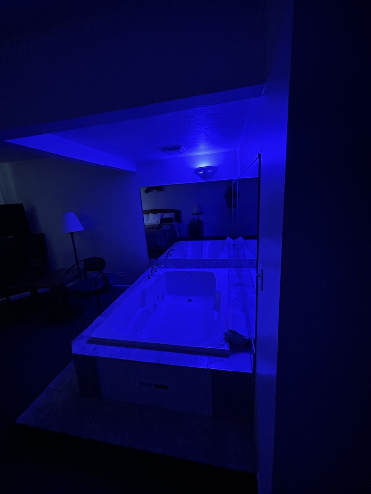 Vibe Inn Whirlpool Suites - photo 13