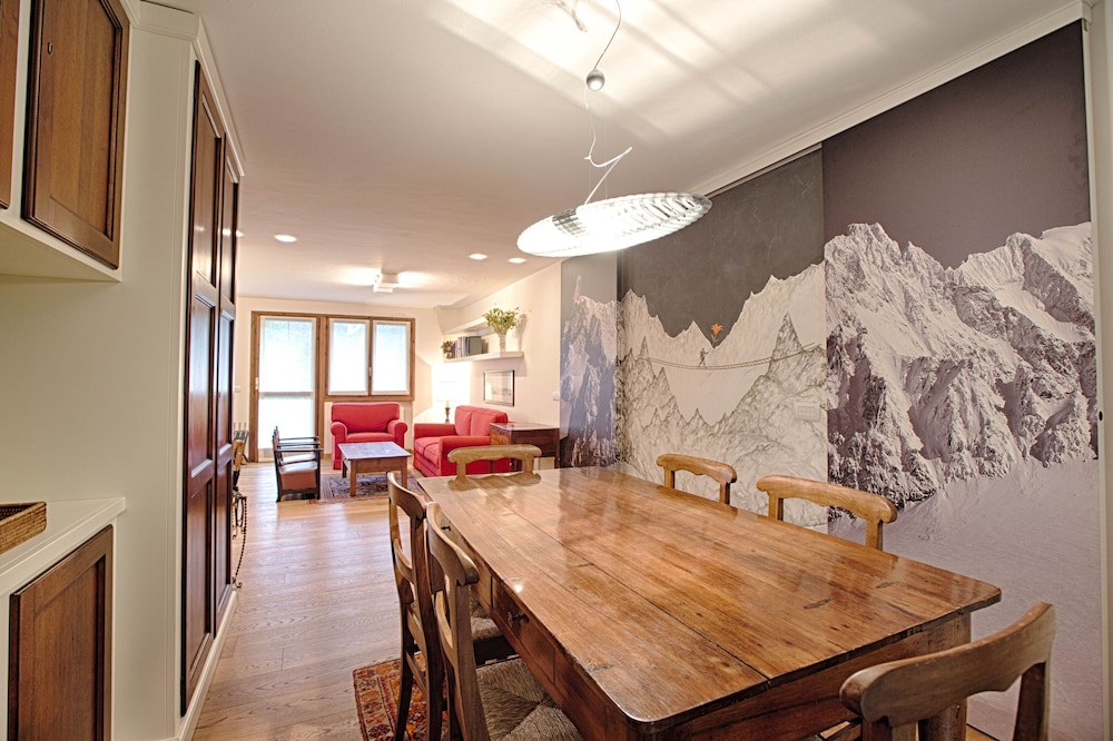 Hintown Charming Style Flat Courmayeur Plangorret — 4-Star Luxury Hotel in Courmayeur, Italy