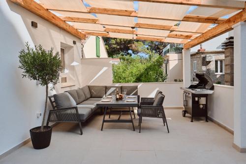Villa Dora Omiš now with Jacuzzi — 4-Star Luxury Hotel in Omis, Croatia