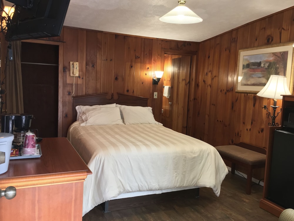 CedarWood Inn - photo 14