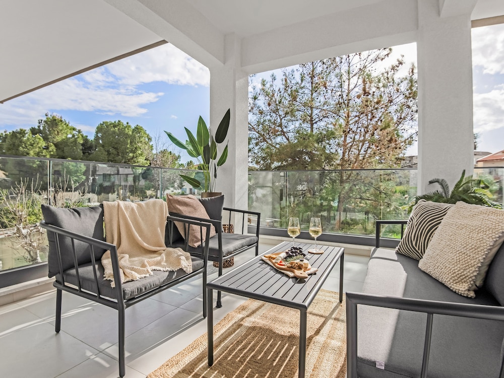 Sanders Triple Lovely 1 bdr Apt With Balcony