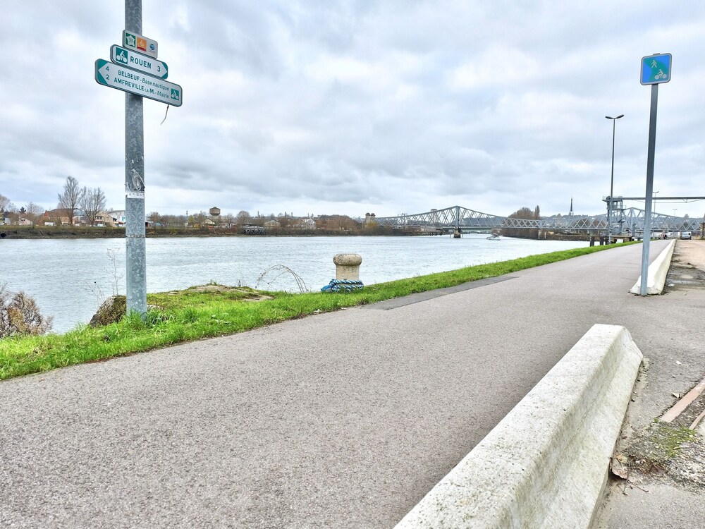 Un Appart A Rouen — 4-Star Luxury Hotel in Sotteville-Les-Rouen, France