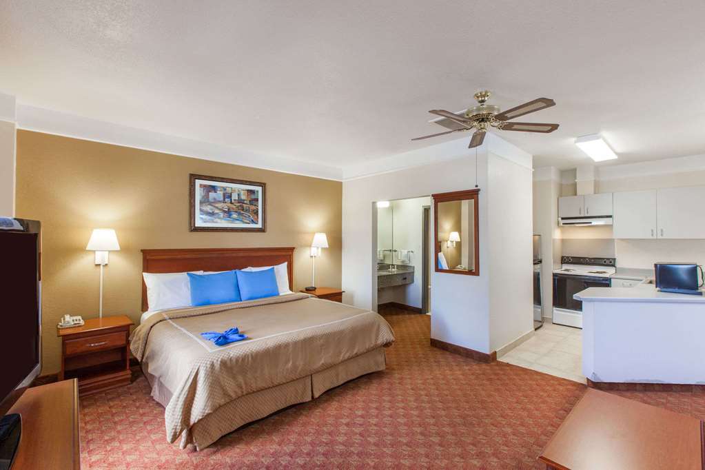 Days Inn & Suites by Wyndham Webster NASA ClearLake Houston - photo 25