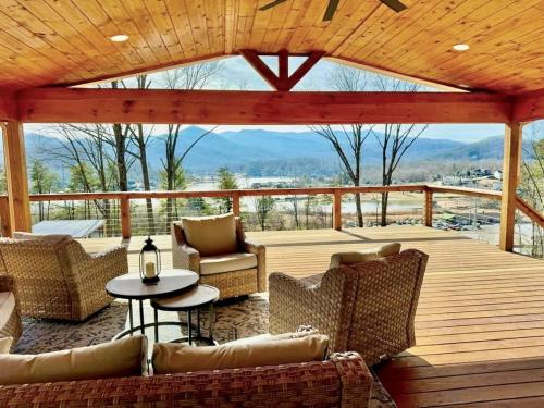 Glamp House Lake and Mountain Views Hot Tub by Hiawassee Glamping — 4-Star Luxury Hotel in Hiawassee, United States