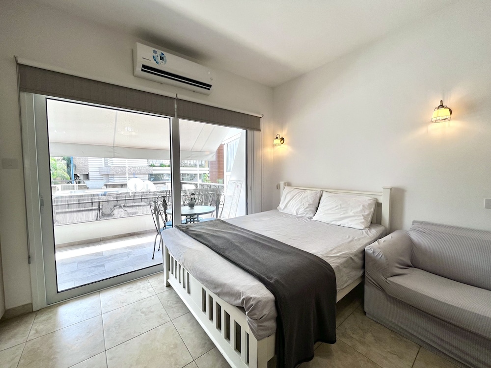 157 LIM Stay Sunsea Studio