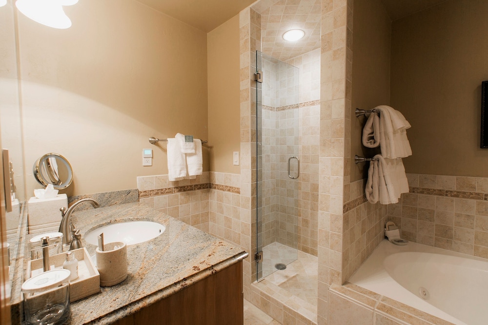 Luxury Three Bedroom Suite with Mountain Views and Hot Tub 3 Apartment Hotel by RedAwning - photo 18