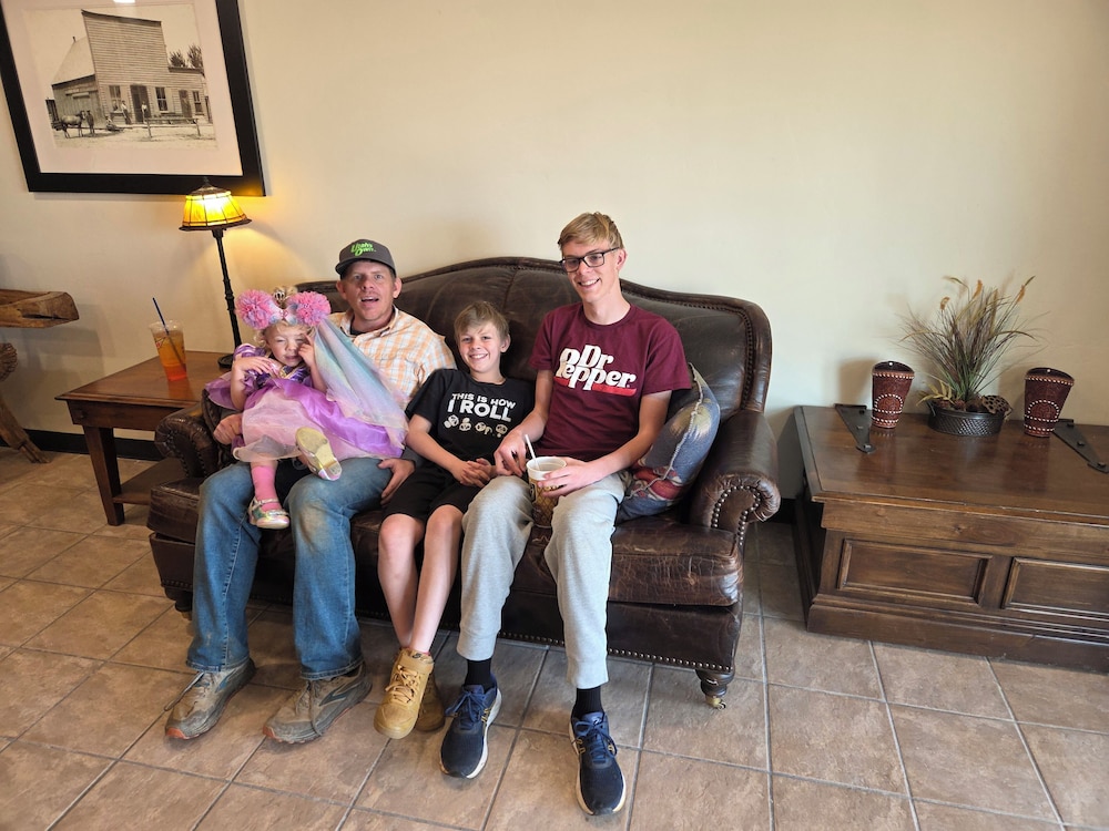 New Western Inn & Suites — hotel in Fillmore