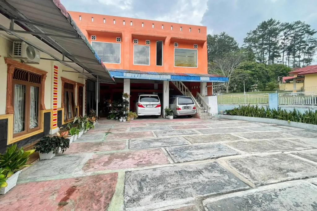 3275 Hotel Harapan Isyes in Parapat, Indonesia