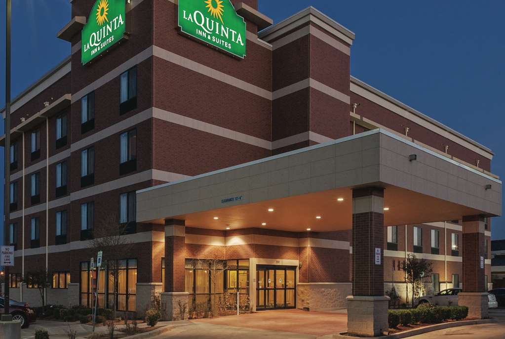 La Quinta Inn & Suites by Wyndham Edmond - photo 2
