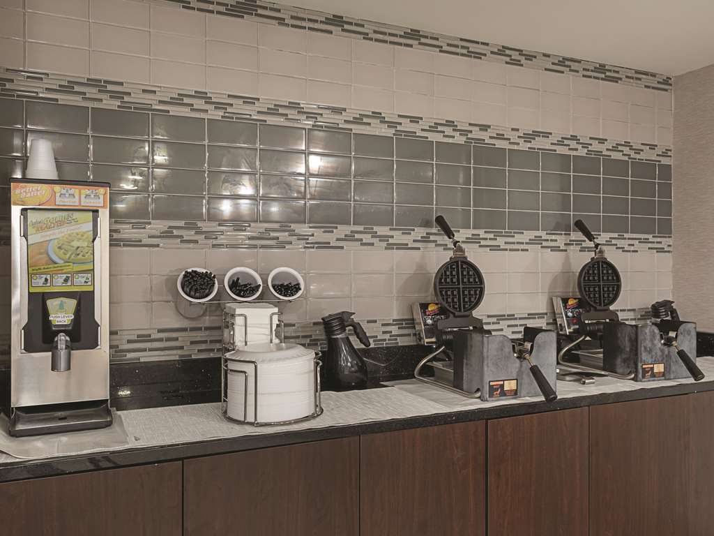 La Quinta Inn & Suites by Wyndham Baltimore BWI Airport - photo 75