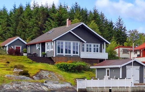 Cozy Home In Florø With Wifi — 4-Star Luxury Hotel in Floro, Norway