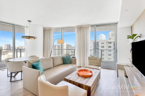 Ocean View Balcony with Pool Gym Access — 4-Star Luxury Hotel in Hallandale Beach, United States