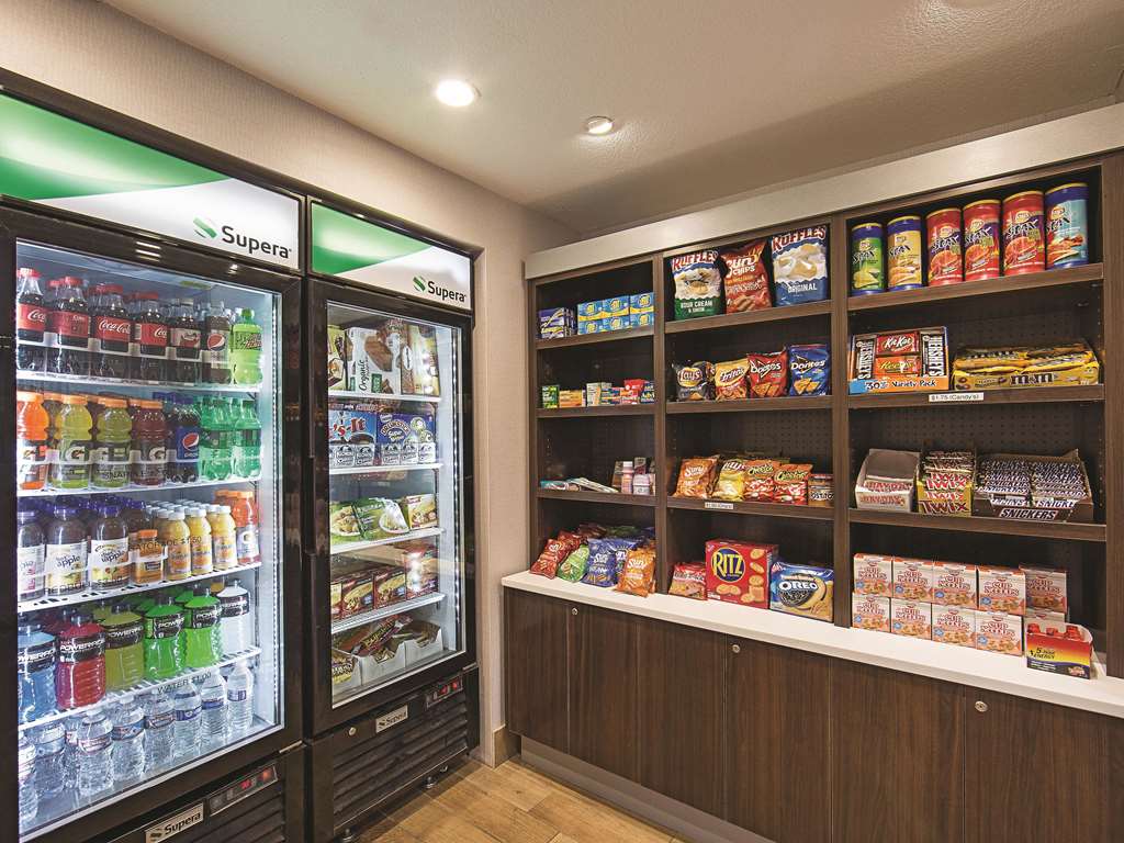 La Quinta Inn & Suites by Wyndham Central Point Medford - photo 38