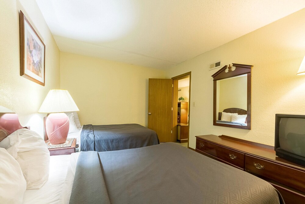 Econo Lodge Inn & Suites Bentonville Rodgers - photo 22