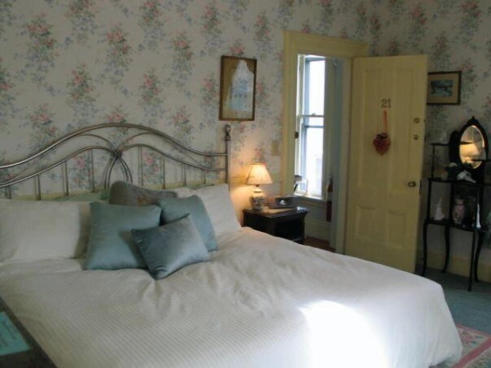 The Linden Tree Inn - photo 7