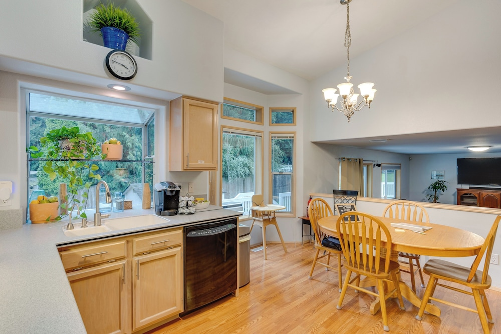 Pet and Family Friendly Bonney Lake Home Game Room — 4-Star Luxury Hotel in Sumner, United States