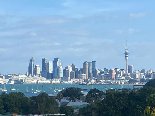 Modern apartment & harbour views — 4-Star Luxury Hotel in Auckland, New Zealand