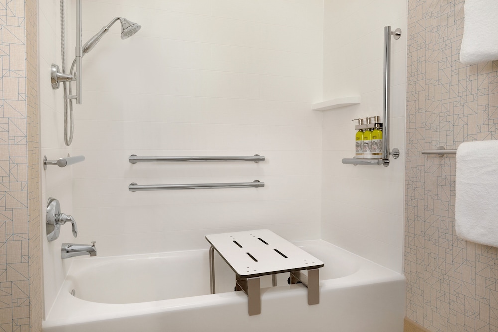 Holiday Inn Express and Suites Beaver Dam - photo 14