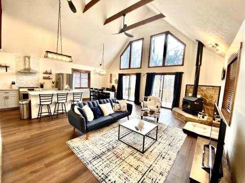 Hot Tub Luxe Retreat Game Room Lake Bryce — hotel in Basye