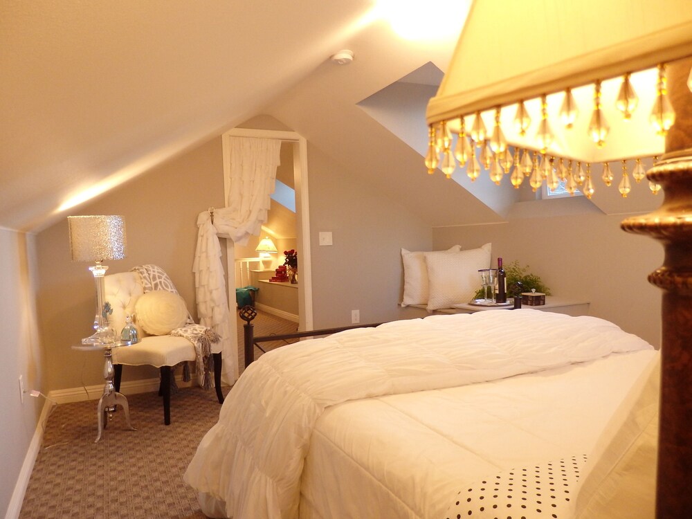 Rhinestone Rose Inn And Wellness Center 8302221 — Wrightwood